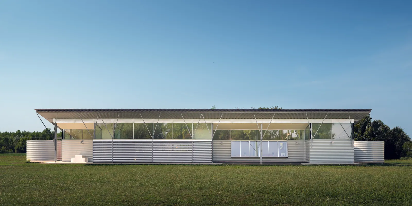 Fil House: il prospetto con le grandi vetrate aperte sul campo