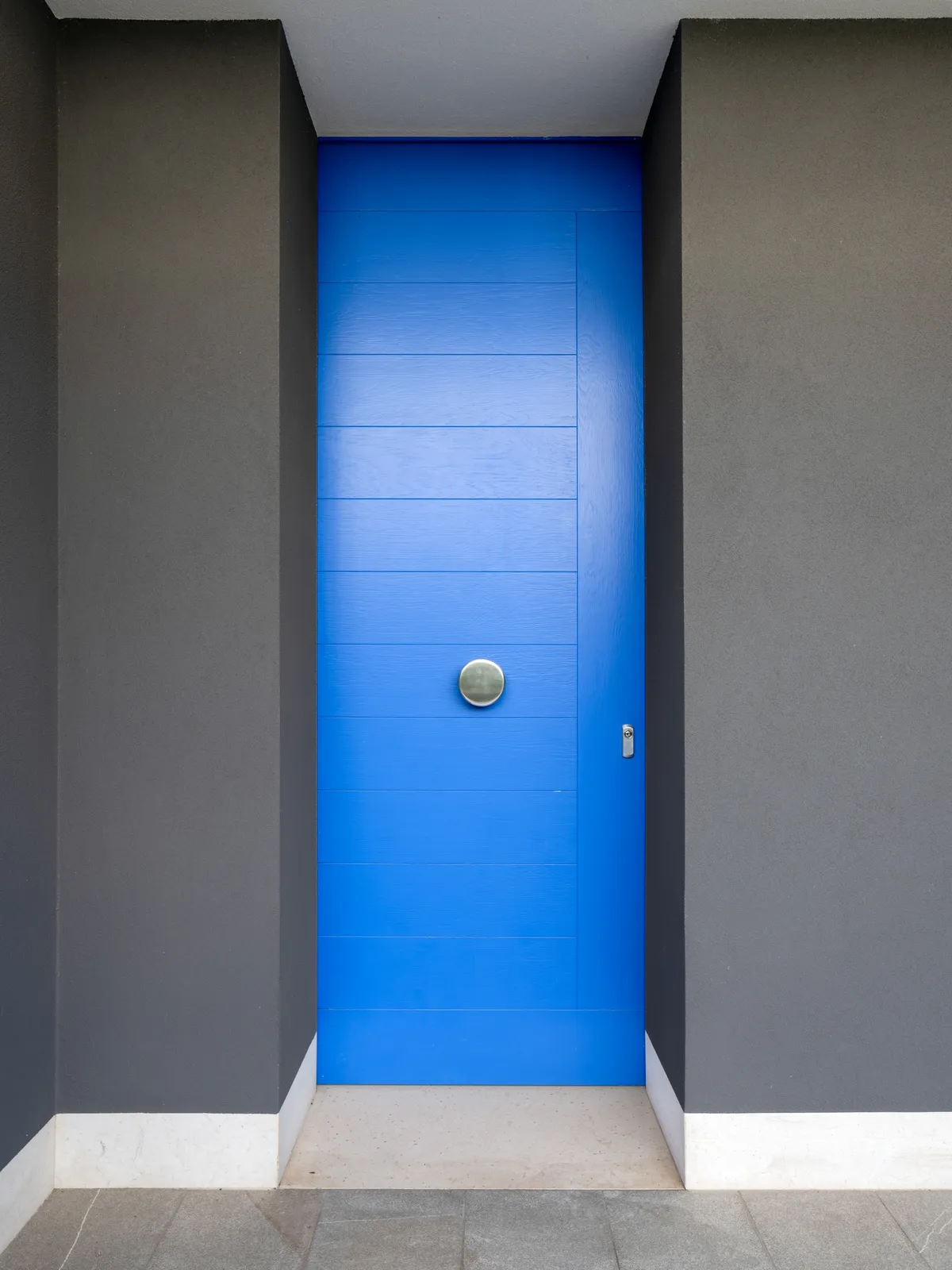 Portoncino d’ingresso in rovere laccato blu cobalto