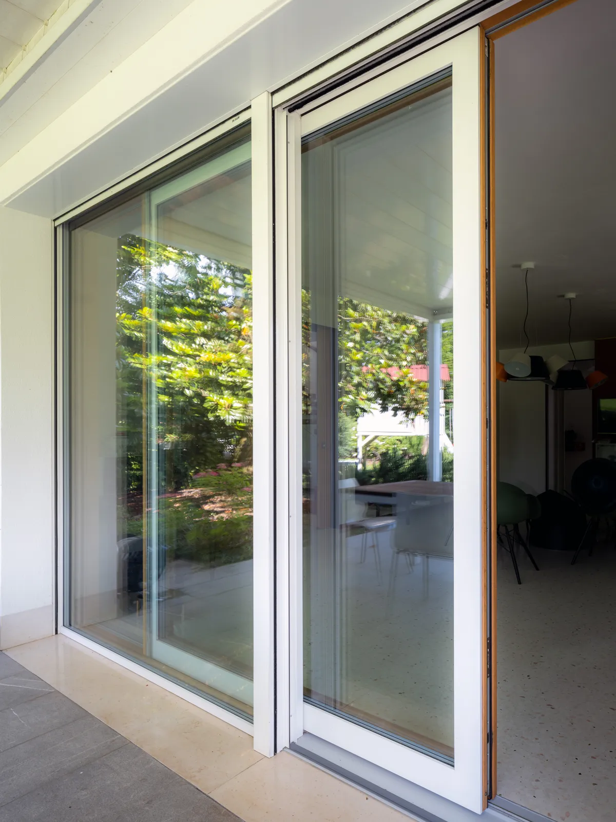 Alzante scorrevole in rovere con rivestimento esterno in alluminio bianco
