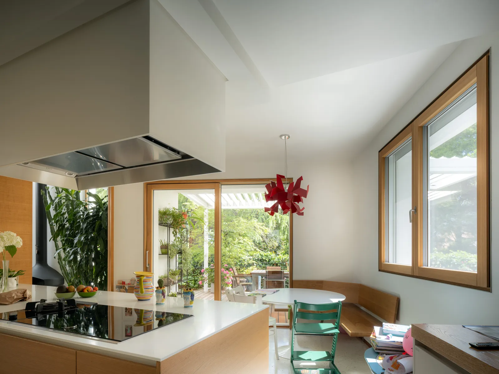Cucina con finestre in rovere e tapparelle a scomparsa